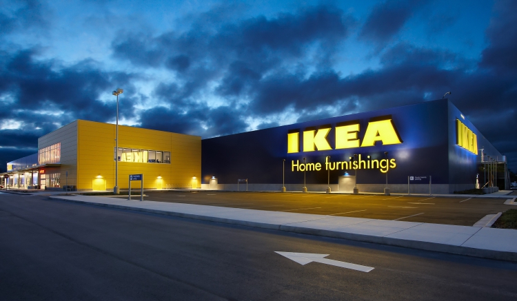 ¿Qué harías si te pasaras toda la noche encerrado en IKEA?